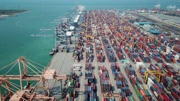 商业码头和海运集装箱