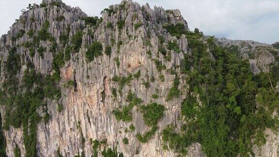 无人机俯瞰泰国彭世洛NoenMaprang区Banmung的石灰岩山脉
