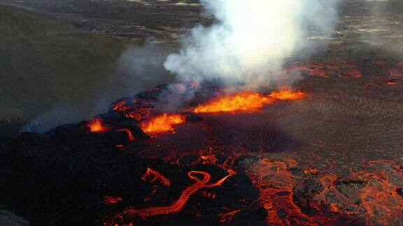 印尼火山喷出熔岩