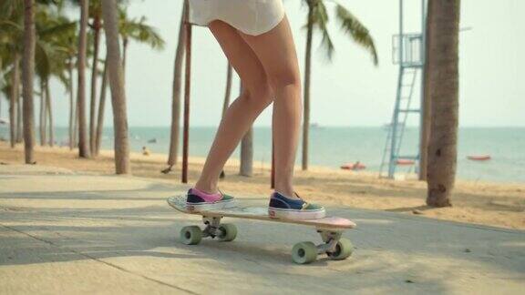 SLOMO女人在海滩玩滑板