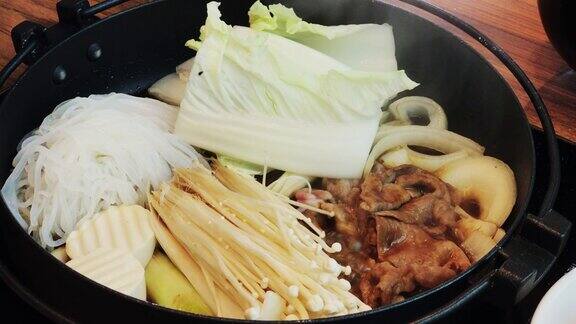 日式素喜烧猪肉和蔬菜片