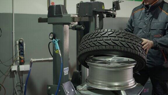修理工把轮胎装在轮辋上
