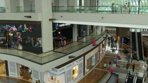 新加坡白天的滨海湾金沙购物中心向下俯视