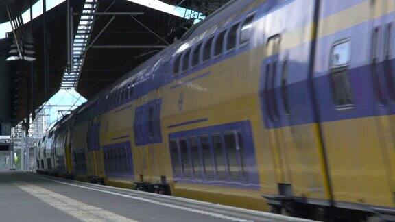 荷兰双层火车在Bijlmer车站通过