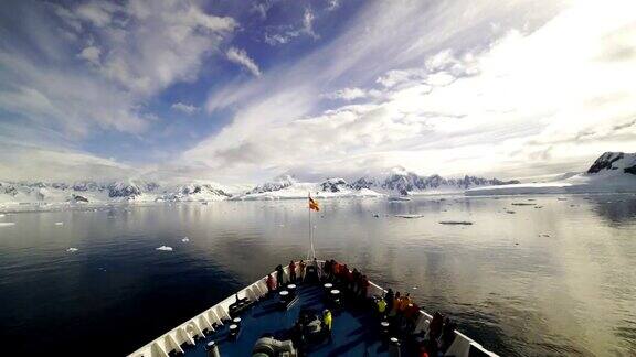 时光流逝:南极洲游客乘船游览勒梅尔海峡