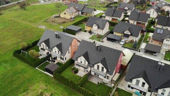 相同的家庭住宅在一排鸟瞰图