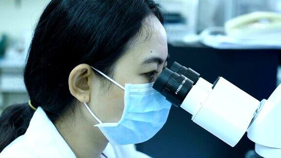 科学家在实验室进行医学实验研究