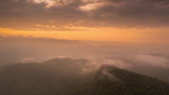 日出时高山上的雾气