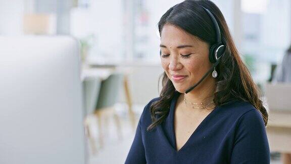 亚洲女性呼叫中心戴着耳机在客户服务、电话营销或办公室支持部门工作女性、顾问或代理的脸戴着耳机在工作场所提供在线建议或帮助
