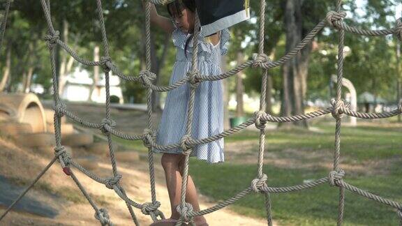 小女孩喜欢爬网绳