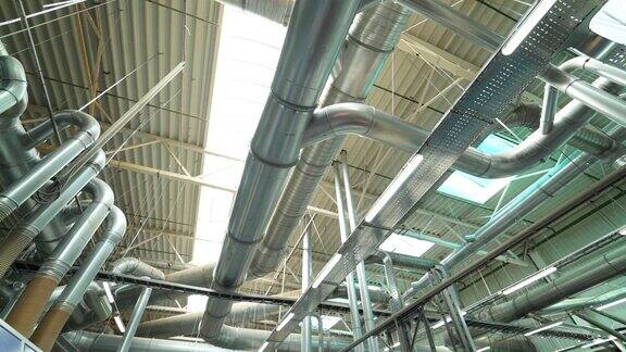 通风系统的管道设置在生产拼花地板的厂房的天花板上
