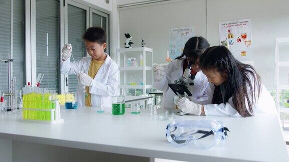 小学科学使用烧杯实验在学校化学实验室的STEM教育