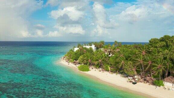热带海滩蓝色的海水和棕榈树锡纳多岛瓦武环礁马尔代夫空中无人机观看4K