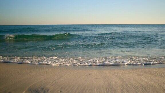 阿拉巴马州海湾海岸日落时的防波堤波浪