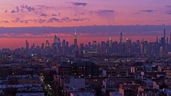 曼哈顿在布鲁克林布什威克住宅区的夜晚被照亮的远景在日落中无人机视频与平移摄像机运动