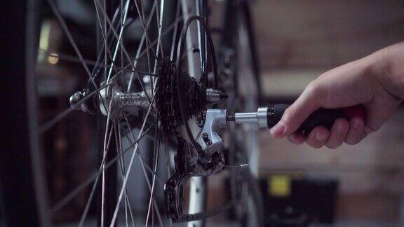 自行车技师在家车库修理和修理自行车齿轮