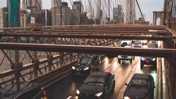 ViewofTrafficonBrooklynBridgeatDuskManhattanSkyline纽约