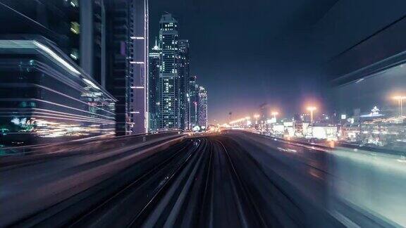 晚上乘坐地铁穿过迪拜市中心
