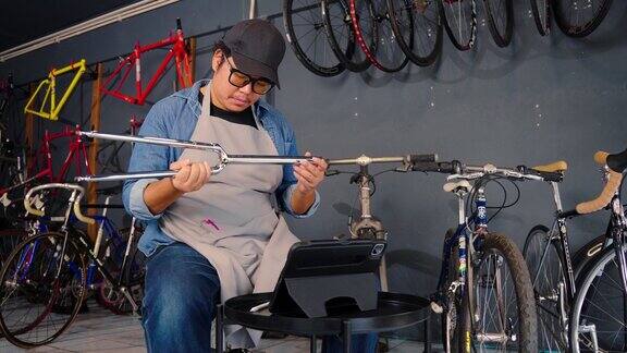 一个中年男子开了一家自行车店自行车店是城里的小生意
