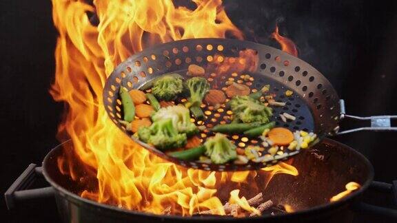 用特制的煎锅烤蔬菜火焰烤蔬菜混合物