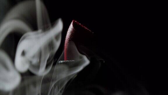 红色口红用烟雾和水滴构成特写背景不同色调的粉色青铜色口红工作室广告宏观美容理念