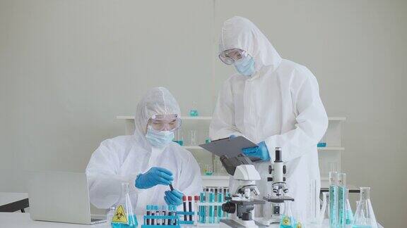 该小组的科学家们在实验室里使用显微镜进行研究