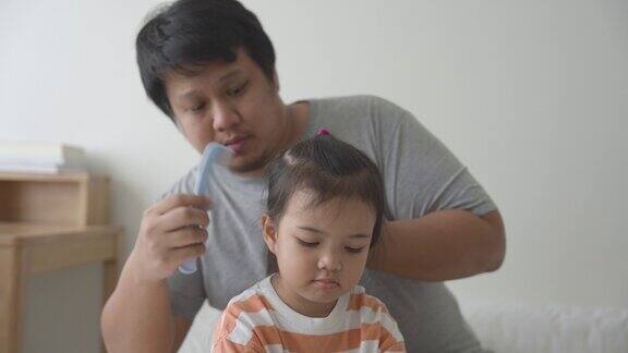 父亲给女儿梳头发