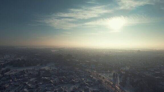 无人机在城市上空飞行冬季日落时的城市全景无人机冬季电影片段