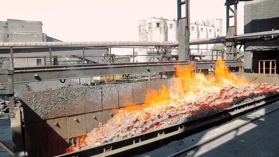 热焦炭从炉子里出来煤炭炼焦过程焦炉制煤过程