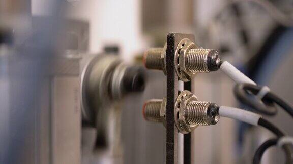 工厂机器的激光传感器特写自动化装配线