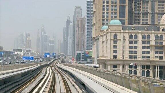 迪拜摩天大楼市中心谢赫扎耶德路附近的地铁阿联酋旅游旅游业务时光流逝