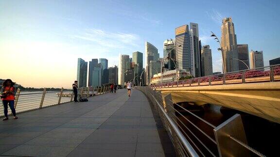 在摩天大楼背景下人们在新加坡滨海湾散步和跑步