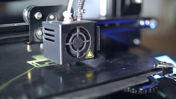 3D打印机打印绿色PLA塑料