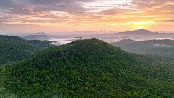 4K运动超缩视频鸟瞰图山谷中的雾下午雨在森林里太阳落在令人惊叹的景色