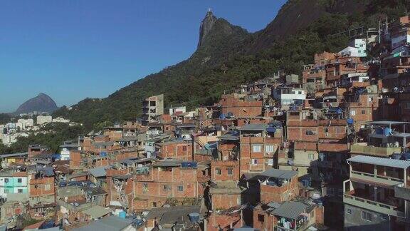 在巴西里约热内卢从贫民窟山坡上俯瞰救世主基督雕像