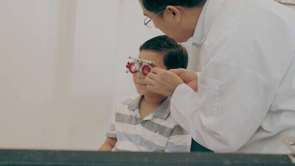 医生调整试用眼镜镜片为他的年轻病人-股票视频