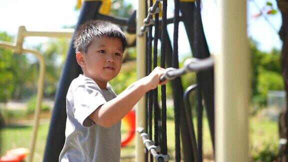 亚洲孩子在户外操场玩秋千和其他活动户外学习与快乐的理念