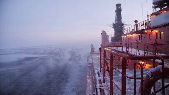 核动力破冰船船帆甲板上的景象降雪