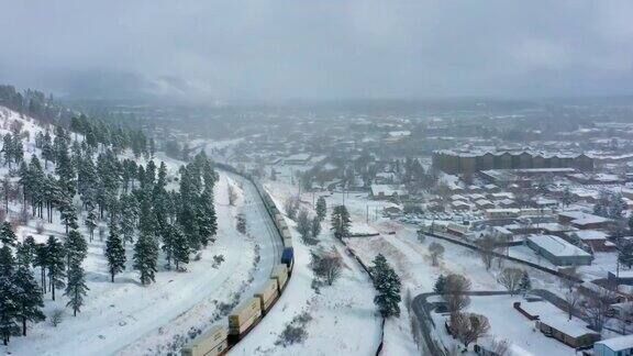 火车通过雪景的航拍