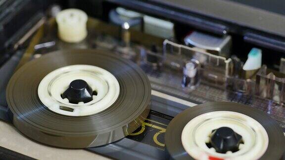 录音机盒式磁带组件缓慢旋转磁带盘开始录音或重放