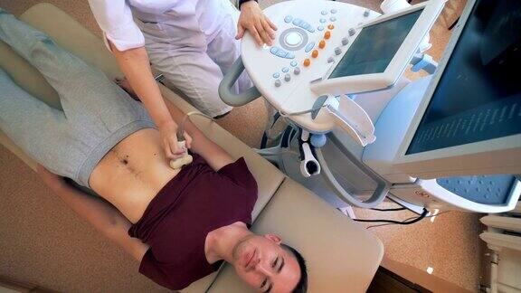 男性病人正在医疗机构接受超声波检查