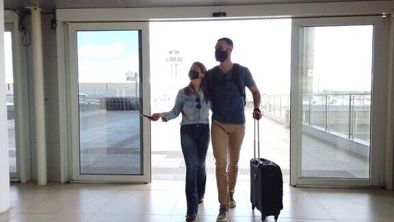 一对年轻夫妇在机场