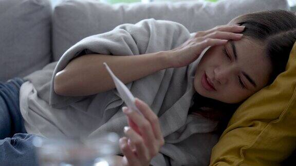 一名亚洲妇女喉咙痛发冷她患了流感