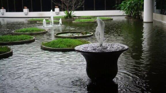 酒店花园中央的喷泉