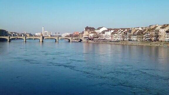 巴塞尔城市滨河与交通和步行的人瑞士城市