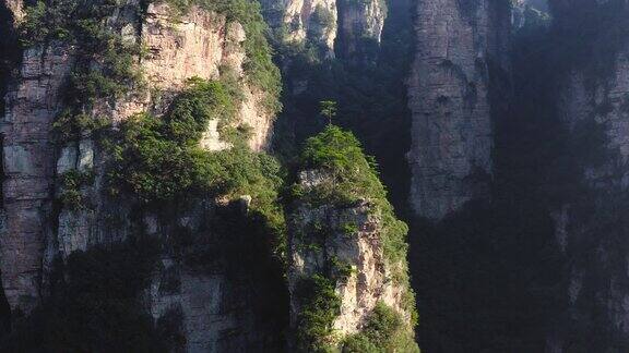 中国湖南省张家界国家森林公园砂岩柱的奇妙景观空中特写