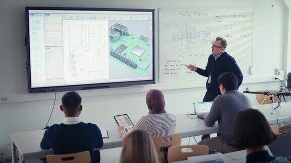 男老师在课堂上向学生讲解大学的计算机主板组件他使用投影屏幕三维模型的电路板概念高角度视图