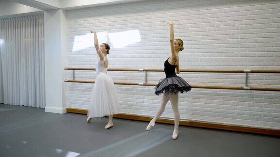 女芭蕾舞演员穿着芭蕾舞短裙在机器前跳不同的舞蹈姿势