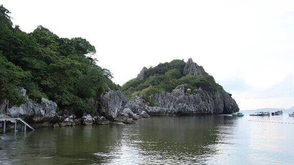在宁静的蓝色大海中的石灰岩山脉景观Nghe岛Kienjiang省