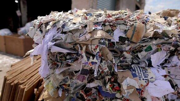 废弃的纸板和纸张会收集和包装以供循环再造丢弃堆积的旧纸板箱回收中心收集纸盒和纸箱